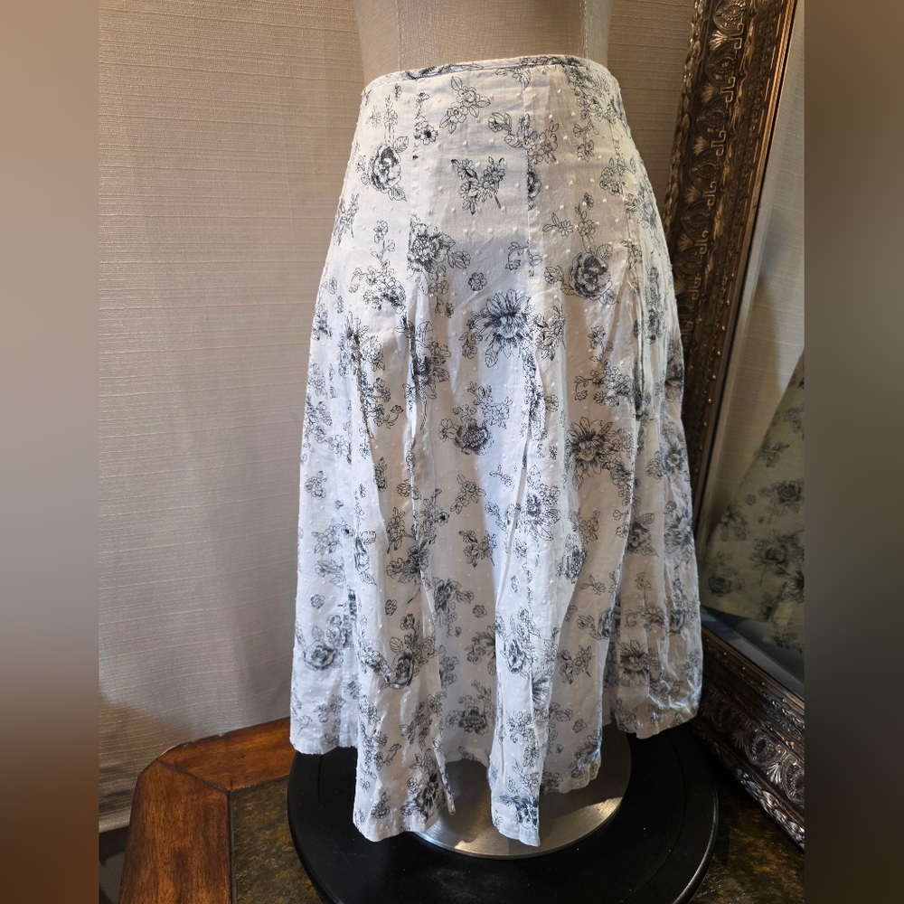 (Y2K) JKLA Cali - White Midi Skirt w/ Black Floral Toile Pattern.  Sz LG